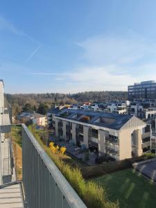 una vista aérea de un edificio de una ciudad en Strassen - 2 bed designer flat, en Strassen