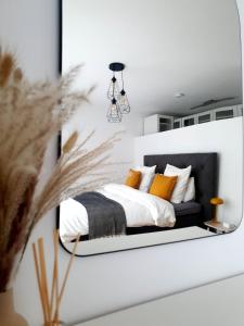 Un pat sau paturi într-o cameră la Strassen - 2 bed designer flat