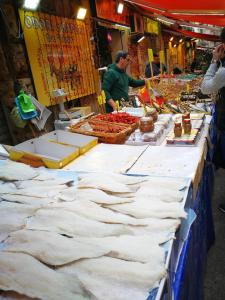 a display of fish at a fish market at atocà1 casa vacanze - vedi anche atocà2 e atocà3 in Palermo
