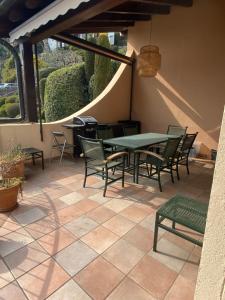 un patio con mesas y sillas en The Best view on Morcote, en Morcote