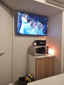 einen Flachbild-TV an der Wand in einem Zimmer in der Unterkunft Mobile Home Heaven Camping park Soline in Biograd na Moru