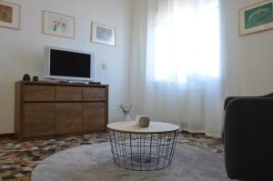 Telewizja i/lub zestaw kina domowego w obiekcie Villa La Parisienne