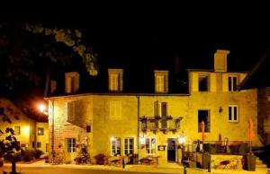 a large brick building at night with at Fleur d’Iris in Perpezac-le-Blanc
