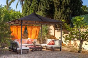 einen Pavillon mit 2 Sofas und einem Tisch in der Unterkunft Apartamentos Mundaka Albir in Albir