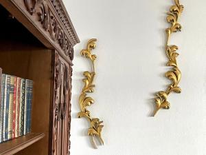 un muro con decorazioni dorate su un muro di Casa Às Oito ad Angra do Heroísmo