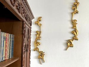 a wall with gold decorations on a wall at Casa Às Oito in Angra do Heroísmo