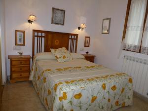 Schlafzimmer mit einem Bett und einem Kopfteil aus Holz in der Unterkunft La Abadía de Fragen-Ordesa in Torla-Ordesa