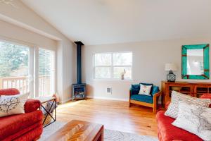 sala de estar con 2 sofás rojos y chimenea en True North, en Rockaway Beach