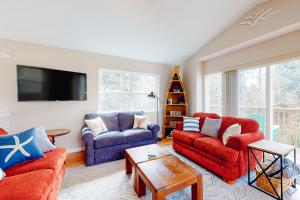 una sala de estar con 2 sofás y un árbol de Navidad en True North, en Rockaway Beach