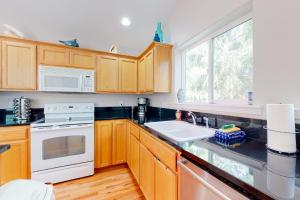 Φωτογραφία από το άλμπουμ του True North σε Rockaway Beach +14 φωτογραφίες