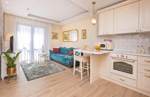 Kuchyň nebo kuchyňský kout v ubytování Three Musketeers Apartments