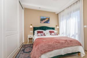 Postel nebo postele na pokoji v ubytování Three Musketeers Apartments