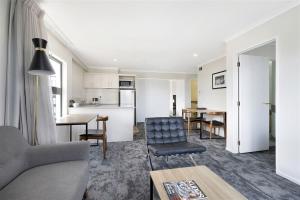 O bucătărie sau chicinetă la Quest Auckland Serviced Apartments