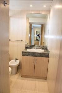 Kúpeľňa v ubytovaní Aloha Playa Apartment with panoramic sea view and pools