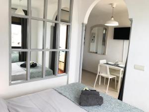 Posteľ alebo postele v izbe v ubytovaní Aloha Playa Apartment with panoramic sea view and pools