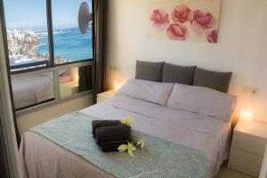 Posteľ alebo postele v izbe v ubytovaní Aloha Playa Apartment with panoramic sea view and pools