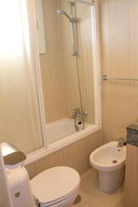 Kúpeľňa v ubytovaní Aloha Playa Apartment with panoramic sea view and pools
