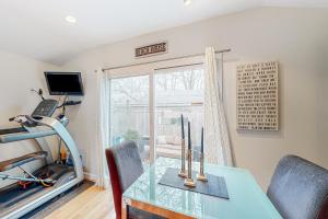 uma sala de jantar com uma mesa de vidro e uma janela em The Hot Tub House em Provincetown