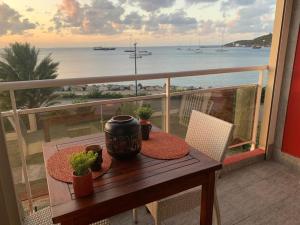 una mesa en un balcón con vistas al océano en Marigot, Studio front de mer vue exceptionnelle, en Marigot