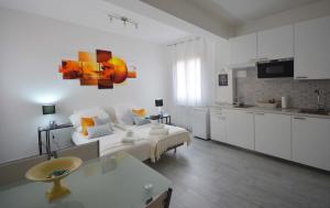 Kuchyňa alebo kuchynka v ubytovaní 4-Tourist House Bologna-Studio - Self check-in