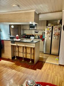 a kitchen with a counter and a refrigerator at Habitacion Deluxe, Wi-Fi, desayuno gratis y a minutos del crucero! in San Antonio