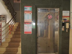 un couloir avec des escaliers et des panneaux sur un mur dans l'établissement Relax Guesthouse, à Phnom Penh