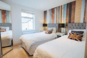 1 dormitorio con 2 camas y ventana en Beautiful Central Family Apartment for 6, en Londres