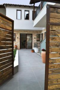 przejście prowadzące do domu z drewnianymi drzwiami w obiekcie IADES suites w Áfitos