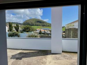 una vista desde la ventana de una casa en Casa Às Dez, en Angra do Heroísmo