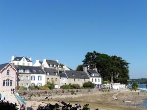 une rangée de maisons sur la rive d'une plage dans l'établissement Holiday home, Beg Meil, à Fouesnant