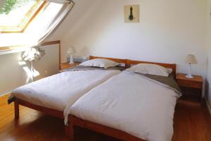 - 2 lits jumeaux dans une chambre avec fenêtre dans l'établissement Holiday home, Beg Meil, à Fouesnant