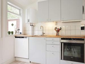 Kuchyň nebo kuchyňský kout v ubytování Holiday home Nexø XXXIX