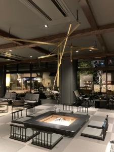 湯村にある湯村温泉郷 御宿コトブキの中央に椅子とテーブルが備わる部屋