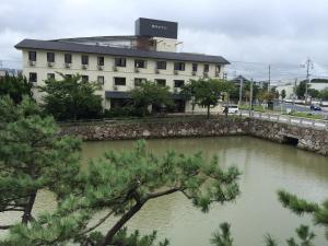 唐津市にある城内ホテルの建物前の川付き建物