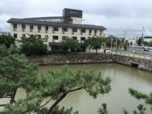 唐津市にあるJyonai Hotelの建物前の川付き建物