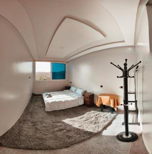 Aït bou Oualal的住宿－Belle Vue Dades，一间卧室设有一张床和一个大窗户