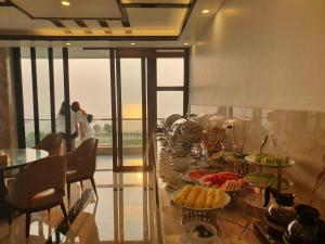 een buffet in een hotel met eten op tafel bij Golden Palm HaLong Hotel in Ha Long