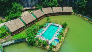 una vista aérea de una piscina en un cuerpo de agua en Tam Coc Nature, en Ninh Binh