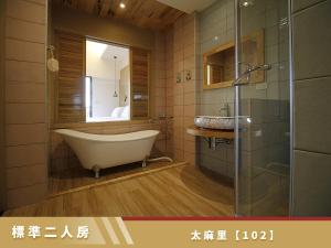 Koupelna v ubytování 豐 FONG PENSiON - 無合作 ᴀɢᴏᴅᴀ 平台 + 26 fotografií