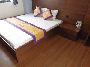 Khách sạn Sớm Phú Quý - Ninh Thuận tesisinde bir odada yatak veya yataklar
