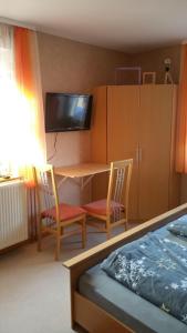 - une chambre avec un bureau, deux chaises et un lit dans l'établissement Tiny-Apartment-in-Gemuenden-an-der-Wohra, à Gemünden an der Wohra