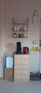 modelo de cocina con encimera y estantería en Tiny-Apartment-in-Gemuenden-an-der-Wohra, en Gemünden an der Wohra