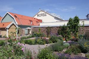 a garden with flowers in front of a hotel at Hotell Borgholm in Borgholm