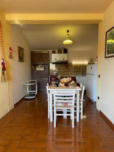 eine Küche mit einem Tisch und Stühlen im Zimmer in der Unterkunft Il Girasole in Marti