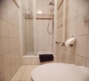 Kúpeľňa v ubytovaní Charming 2-Room Apartment lakenear FeWo am See