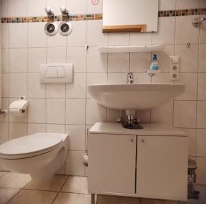 Баня в Charming 2-Room Apartment lakenear FeWo am See