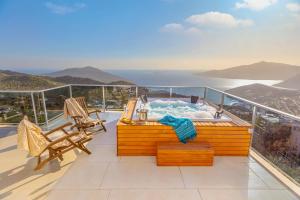 einen Whirlpool auf dem Balkon mit Meerblick in der Unterkunft Su Butik Hotel in Kalkan