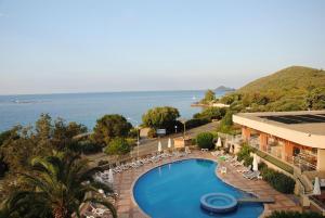 een uitzicht op een resort met een zwembad en de oceaan bij Appartement VAIANA avec piscine en bord de mer in Ajaccio