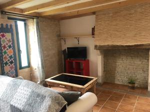 sala de estar con TV y chimenea en Chai Crann Piorra 2 en La Valade