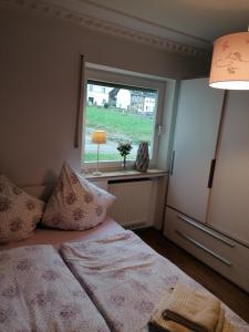 Tempat tidur dalam kamar di Ferienwohnung Haus Weitblick